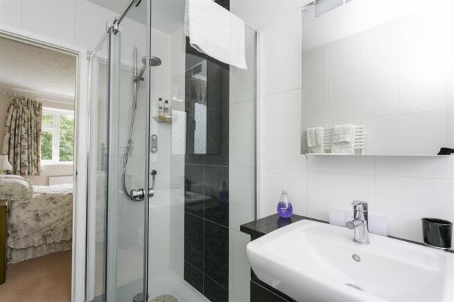 EN SUITE TO MASTER BEDROOM