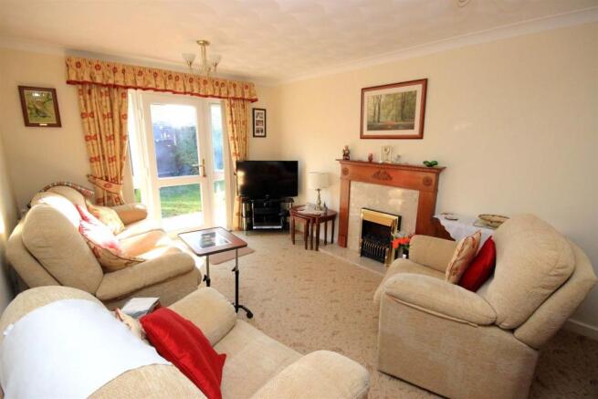 LOUNGE / DINING ROOM