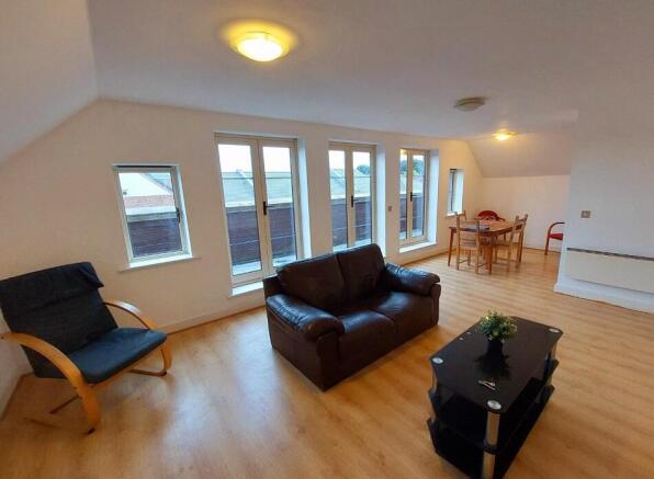 2 bed Penthouse to rent Image 5