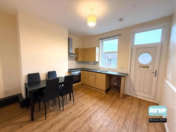 2 bed Terraced to rent Image 5