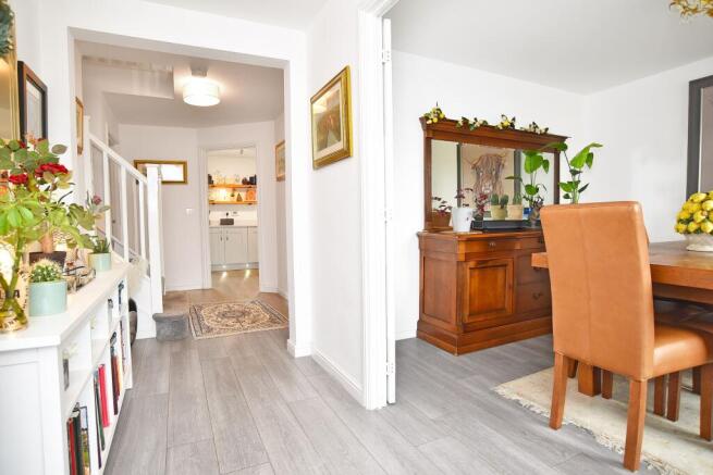 5 bed Detached for sale Image 10