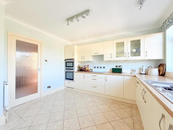 3 bed Flat for sale Image 5