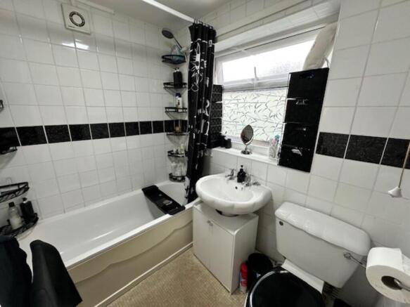 2 bed Terraced to rent Image 6