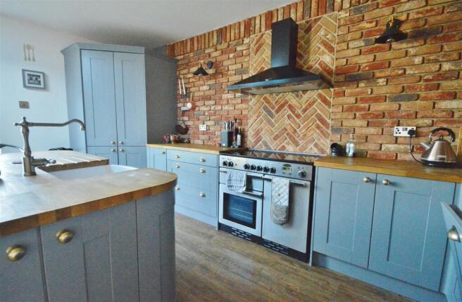 ALTERNATIVE VIEW OF KITCHEN / LOUNGE