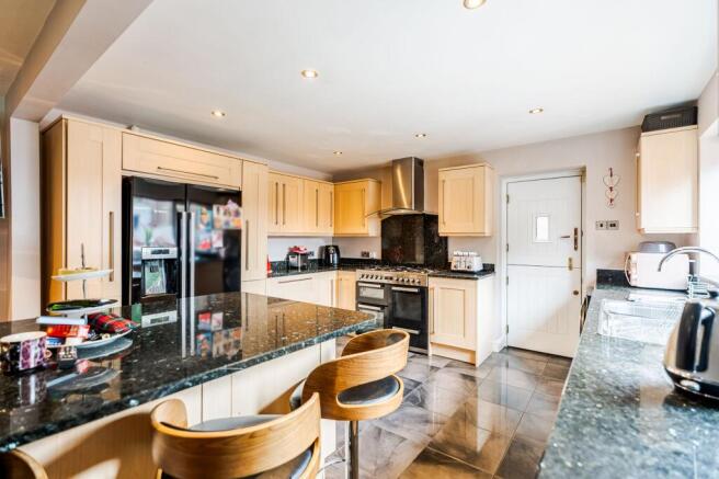 6 bed Detached for sale Image 7