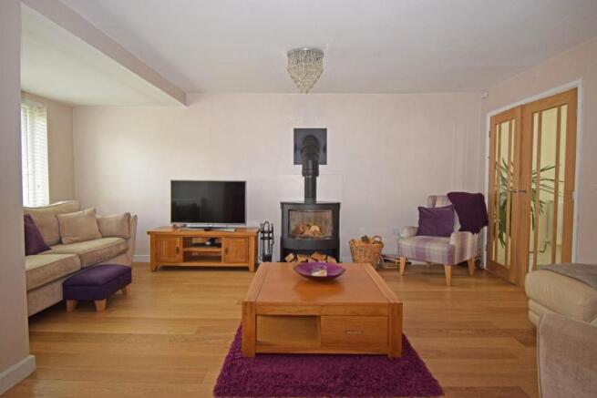 39 Pine Grove, lounge 3.jpg