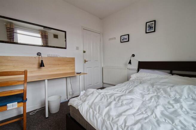 4 bed House to rent Image 5