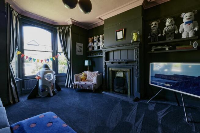 5 bed Town House for sale Image 4