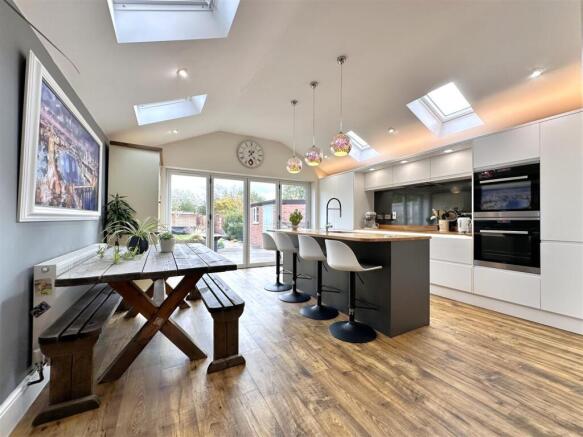 STUNNING Open-Plan Dining Kitchen 009