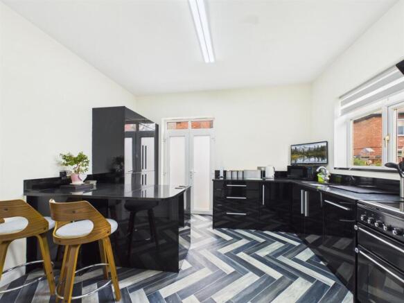5 bed Detached for sale Image 6