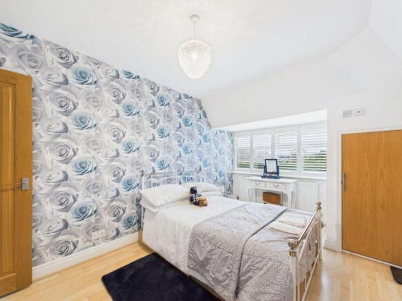 5 bed Detached for sale Image 8