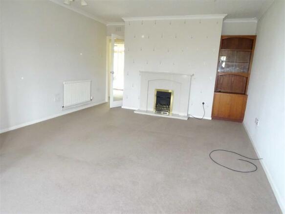 Lounge/dining room (front)