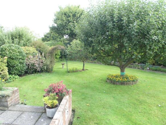 OUTSIDE - REAR GARDE