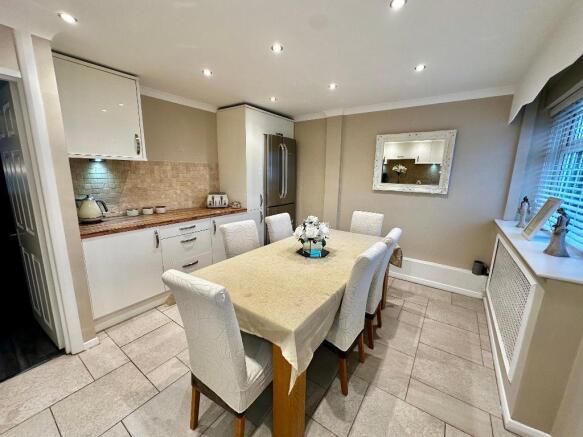 KITCHEN/DINING