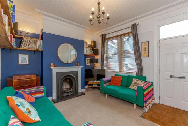 8427392-interior01.jpg