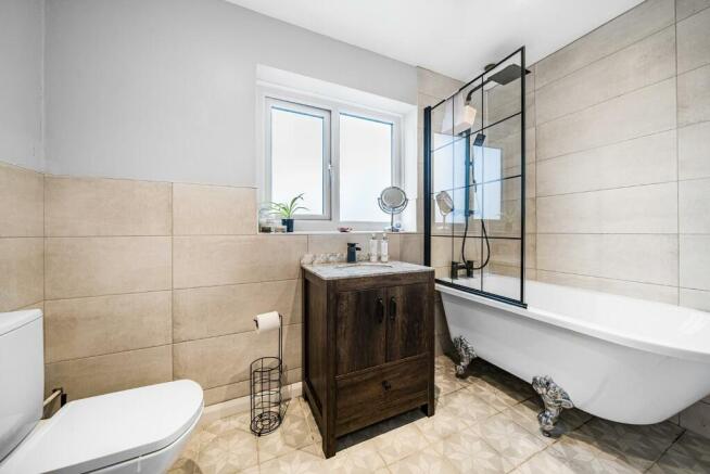 EN-SUITE BATHROOM.jpg