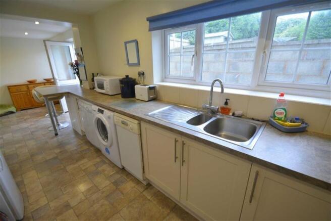 KITCHEN/BREAKFAST