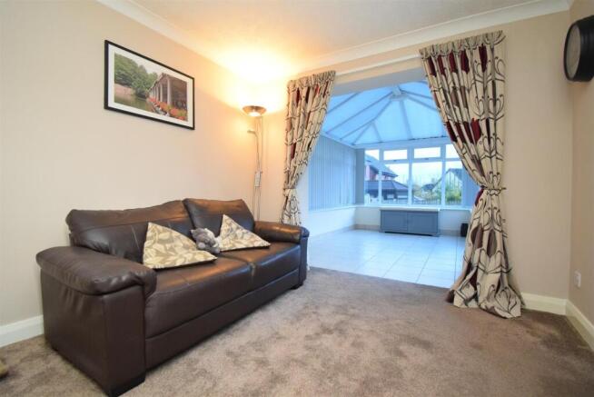 4 bed Detached to rent Image 5
