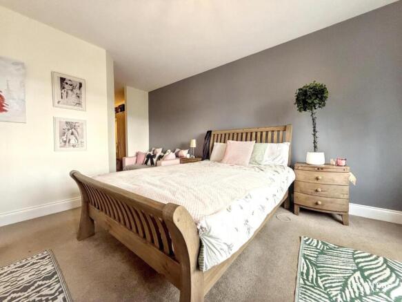 5 bed Detached for sale Image 12