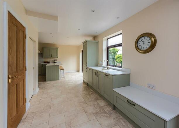 5 Dimmingsdale Road-kitchen3.jpg