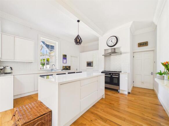 5 bed Semi-Detached for sale Image 7