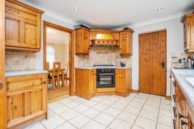 4 bed Detached for sale Image 7