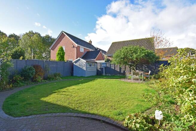 8 Dugard Way, garden a.jpg
