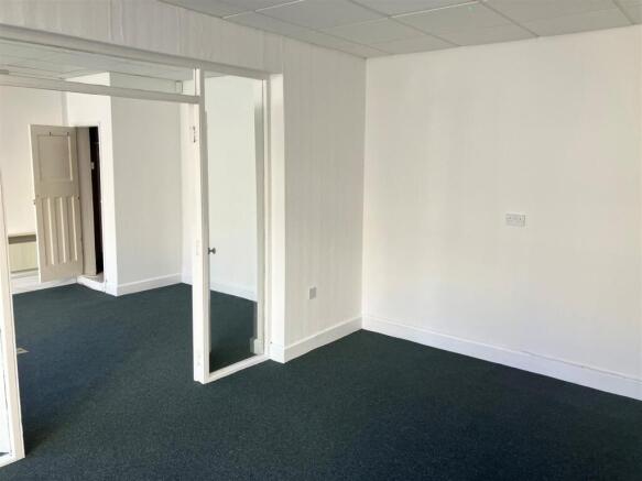 6-7 Hauley Road - pic 3.jpg