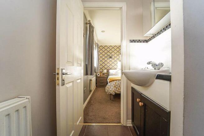 En suite showe...