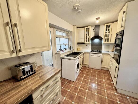 4 bed Semi-Detached for sale Image 4