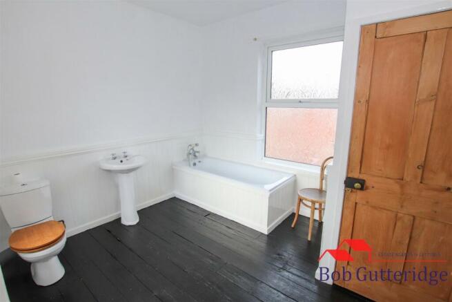FIRST FLOOR LUXURY BATHROOM