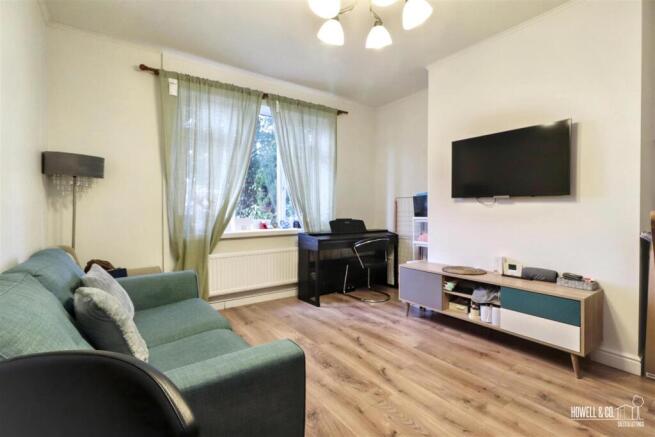 Lounge/Dining Area