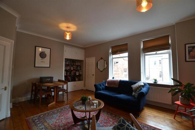 137 Brinkburn Avenue Lounge3.JPG