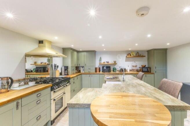 KITCHEN / DINING ROOM