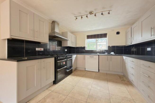 4 bed House for sale Image 9
