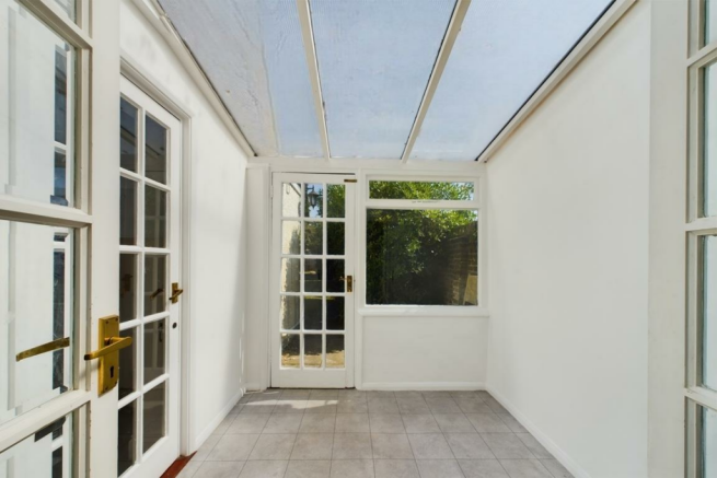 CAM01894G0-PR0098-STILL013-Photoroom.png