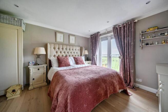 5 bed Detached for sale Image 10