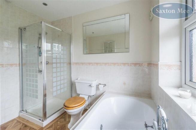 SPACIOUS BATHROOM