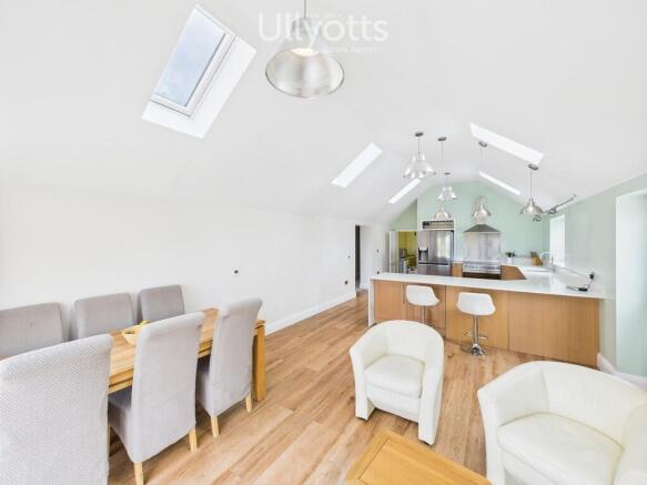 4 bed Detached for sale Image 6