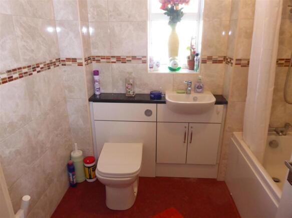 20 FERNWOOD CLOSE - BATH SHOWER ROOM.JPG