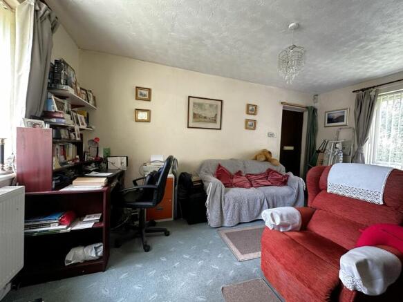 LOUNGE/BEDROOM