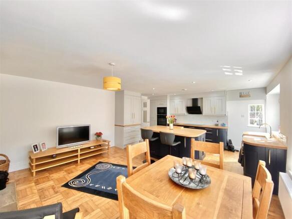 4 bed Detached for sale Image 8