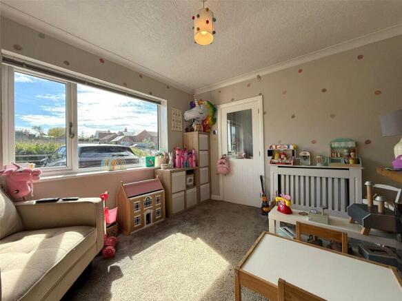 4 bed Semi-Detached to rent Image 8