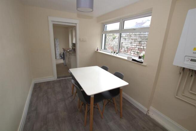 3 bed Terraced to rent Image 5