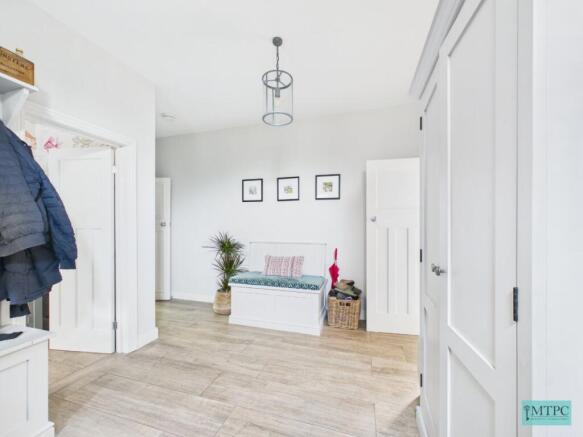 4 bed Semi-Detached to rent Image 7