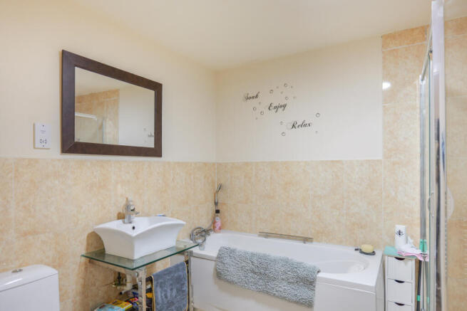 2 bed Flat for sale Image 7