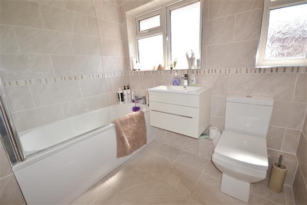 LUXURY BATHROOM: