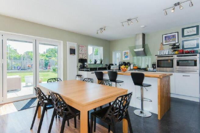 KITCHEN/BREAKFAST ROOM
