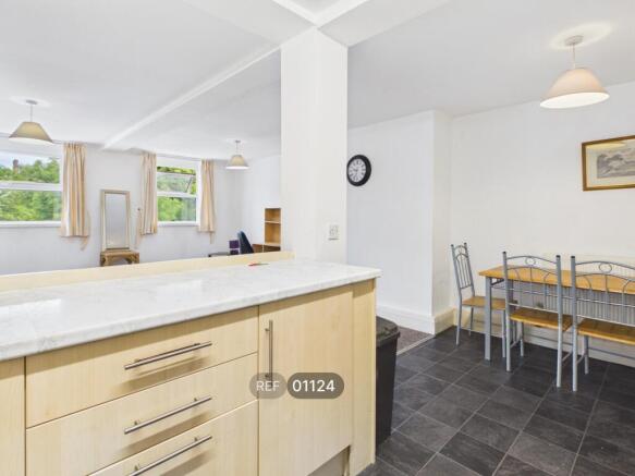 2 bed Apartment to rent Image 4