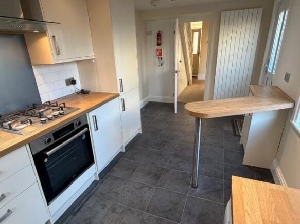 Kitchen breakfast bar.jpg
